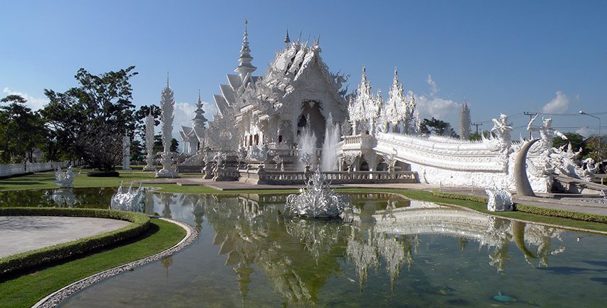 Tribu Tailandia y templo blanco