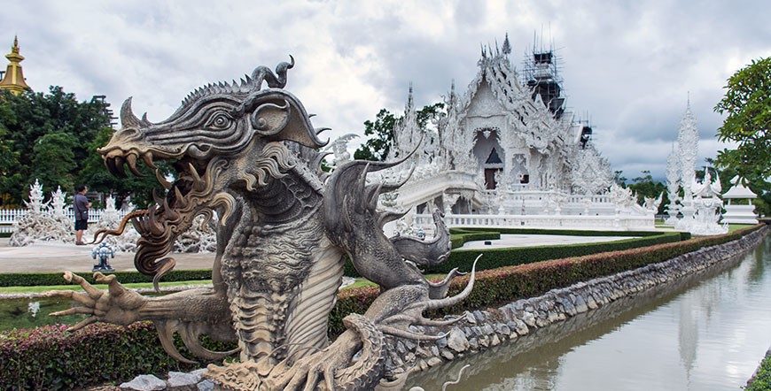 Tribu Tailandia y templo blanco