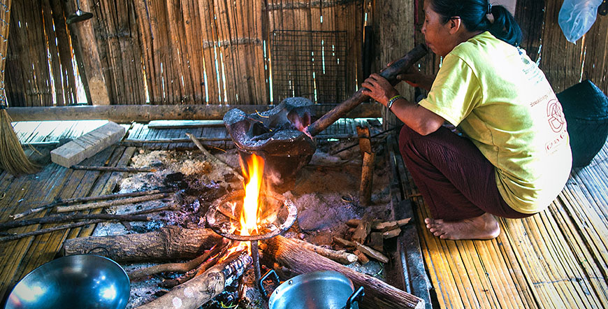 Tribu Tailandia y templo blanco