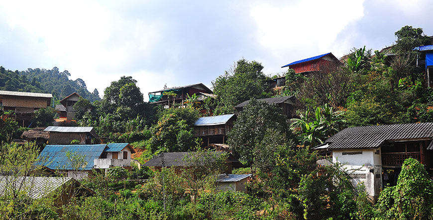 Tribu Tailandia y templo blanco